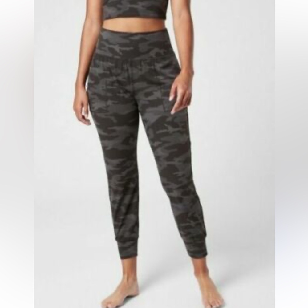 Athleta salutation como Camouflage Jogger Pants size small Tall gray active we